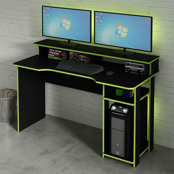 El escritorio gamer Bolonia color negro tiene dos compartimientos para facilitar su funcionamiento