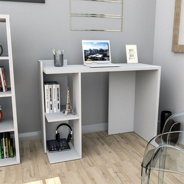 El escritorio Luján con diseño minimalista e innovador en color blanco cuenta con dos estantes para facilitar los elementos necesarios a la hora de trabajar o estudiar